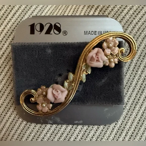 1928 New old stock Ceramoc Pink Rose Flowe on Gold tone Brooch - Picture 1 of 6